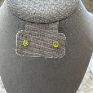 Peridot stud earrings 10kt